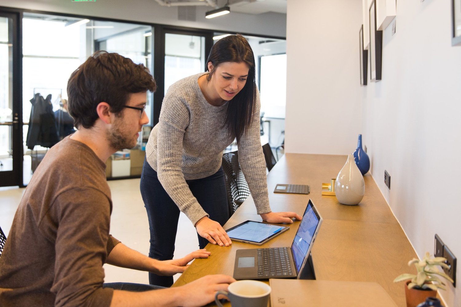 Atlas consultant talking through AI options with a client team