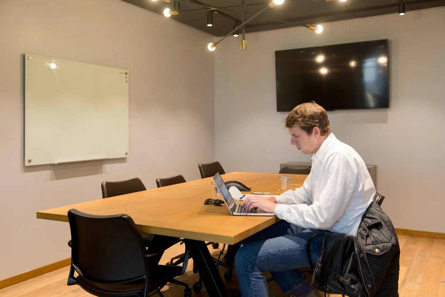 Atlas consultant reviewing file sharing settings with a client